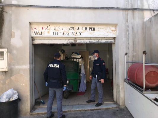 Bevevano e mangiavano in allegria dentro un locale non autorizzato: sanzioni salate e sequestri