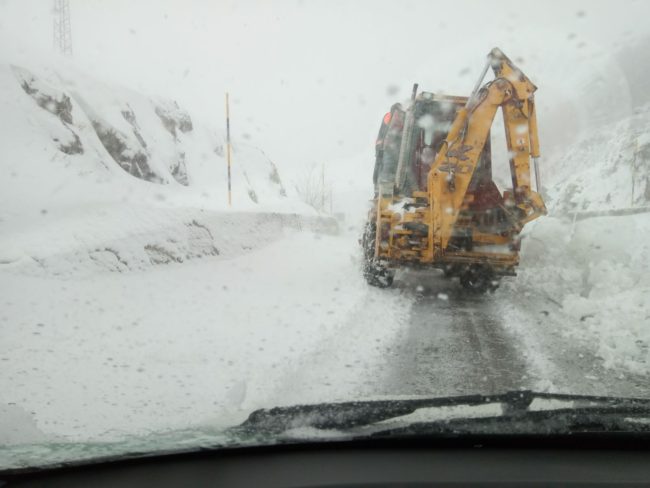 Tormenta di neve sulle strade, al via la rimozione per la messa in sicurezza: le FOTO