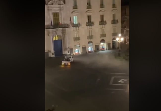 Catania, parte la sanificazione del centro storico: i VIDEO delle squadre in azione