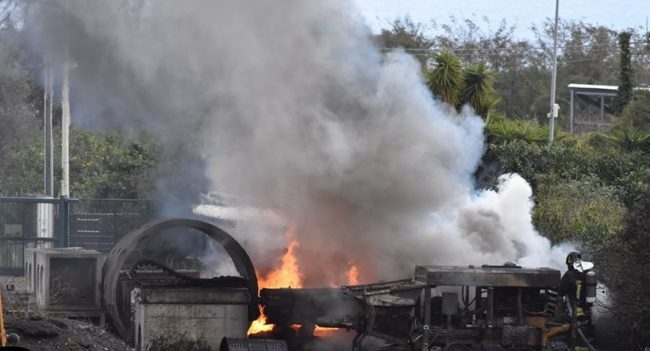 Fiamme e fumo in un deposito di legname all’aperto nel Catanese: intervento dei vigili del fuoco