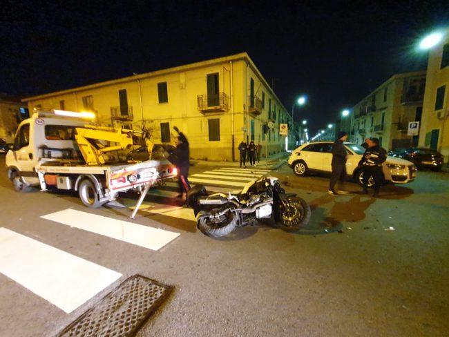 Scontro tra moto e Suv all’incrocio in piena notte: due feriti in ospedale