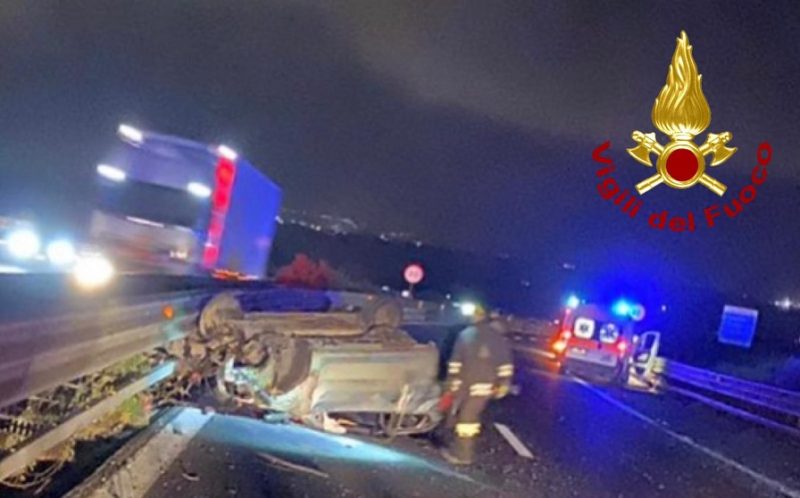 Incidente autonomo sulla Siracusa-Catania, violento impatto contro il guardrail: ferite due ragazze