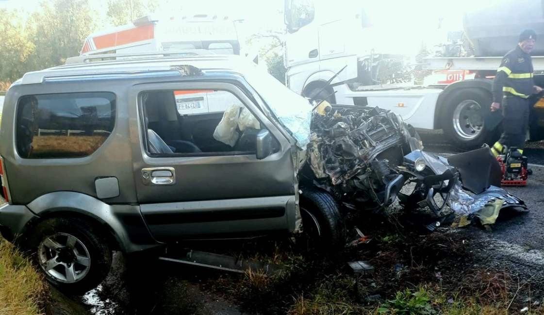 Violento schianto alle prime ore del mattino, macchina distrutta sulla A20: grave la conducente al Policlinico