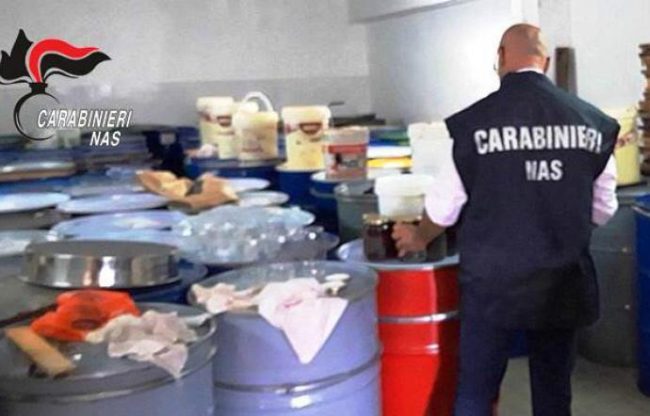 Vendita illegale nel Catanese, in commercio miele già sequestrato e in pessimo stato: denunciato commerciante
