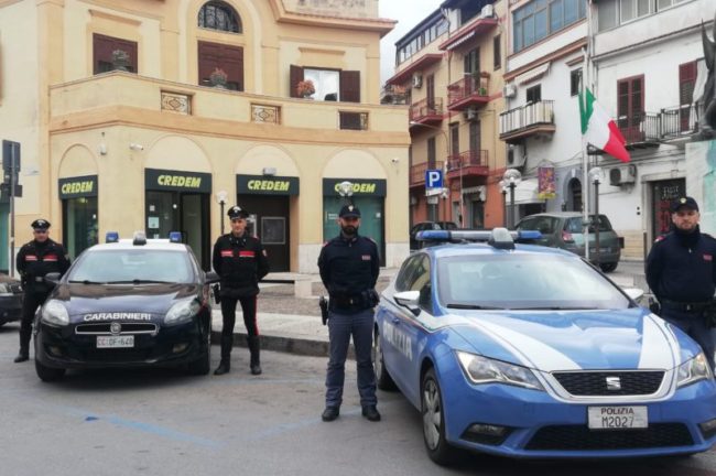 Arma in pugno, minaccia i dipendenti della Credem: Forze dell’Ordine cinturano l’Istituto Bancario e lo arrestano