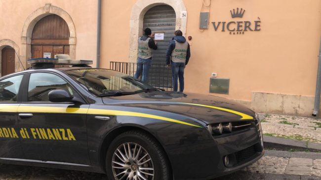Guardia di Finanza in azione, sequestrata l’attività “I Vicerè”: apparteneva a un esponente mafioso di spicco – VIDEO