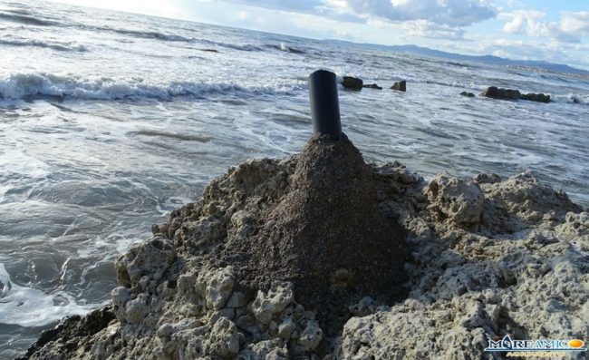 “Scoglio sfregiato per realizzare un porta canna da pesca”: la denuncia di Mareamico – FOTO e VIDEO