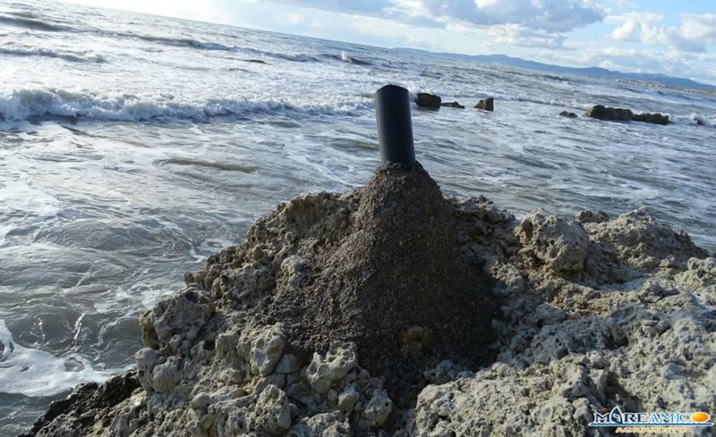 “Scoglio sfregiato per realizzare un porta canna da pesca”: la denuncia di Mareamico – FOTO e VIDEO