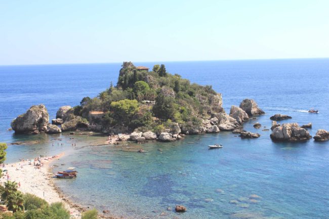 Ancora contagi in Sicilia, positivi dipendenti di due hotel di Taormina: strutture chiuse in via precauzionale