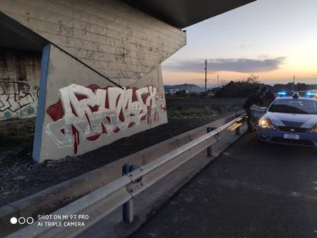 Catania, sorpreso a imbrattare muro in Tangenziale: denunciato 19enne