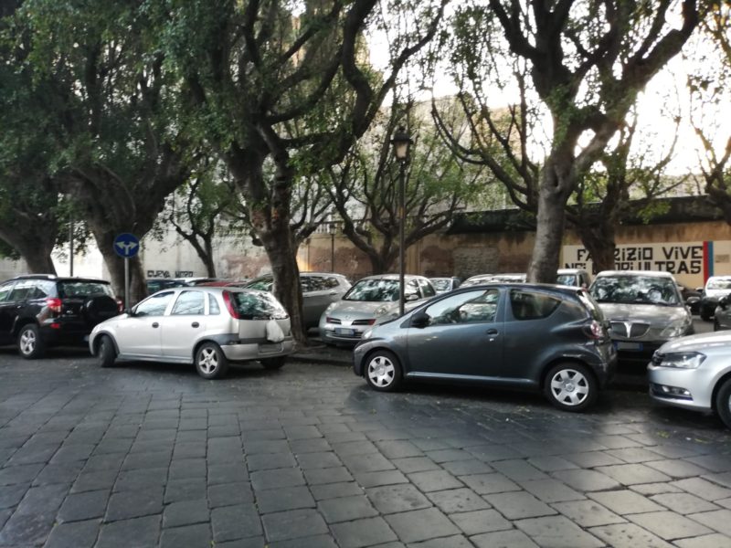 Catania, l’altra faccia della pedonalizzazione: all’esterno della traffic-free zone prosegue la sosta selvaggia – FOTO