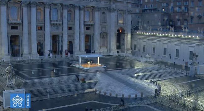 La pioggia, il Papa e un pubblico di cemento. L’Urbi et Orbi durante il Coronavirus: “Non abbiamo ascoltato il grido del pianeta”