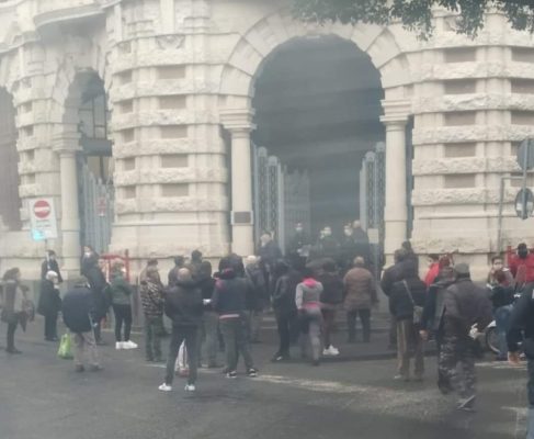 Emergenza Coronavirus, ecco quanto accaduto oggi alla Posta Centrale di Catania: nessuno rispetta le regole?