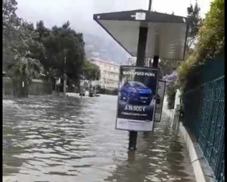 Mondello colpita dal maltempo: strade come fiume in piena, fino a 30 centimetri di acqua