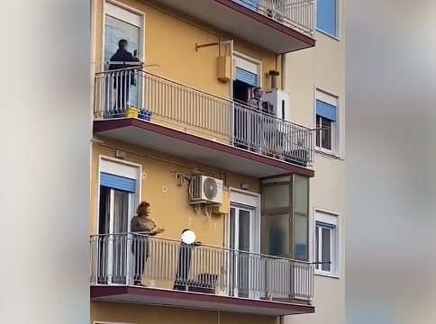 Coronavirus, ad Agrigento il flashmob tutto siciliano: tra i balconi si canta “Ciuri Ciuri” – VIDEO