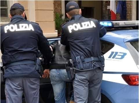 Strattoni, gomitate e minacce agli agenti: 23enne catanese arrestato in via Capo Passero