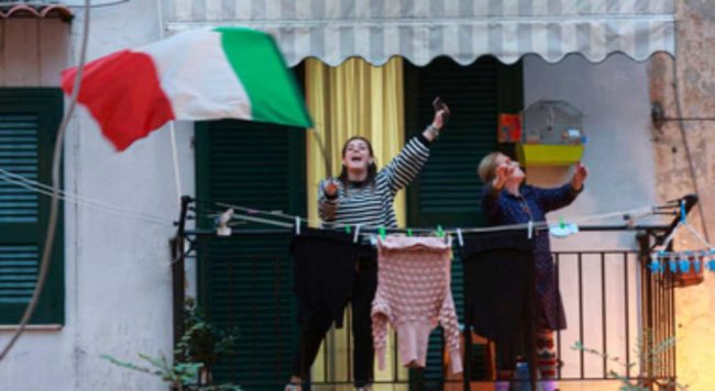 Sui balconi o alla radio, il patriottismo italiano fa il giro del mondo: la nazione unita contro il virus