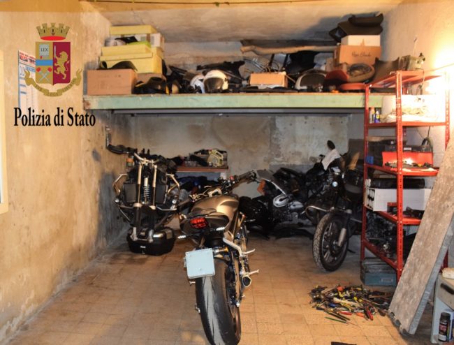 Ricettazione di moto e pezzi meccanici tenuti in due box, “beccati” dal localizzatore satellitare: 2 arrestati