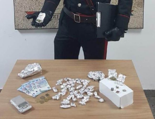 Droga di ogni tipo, 18enne arrestato: la convalida in video conferenza