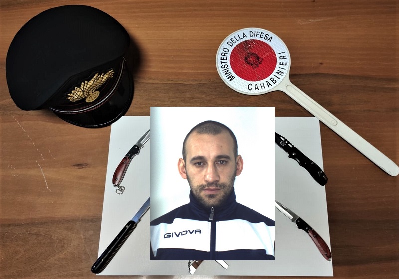 Vìola la sorveglianza speciale, beccato in giro con un 20enne: erano in possesso di 5 coltelli. Arrestato catanese