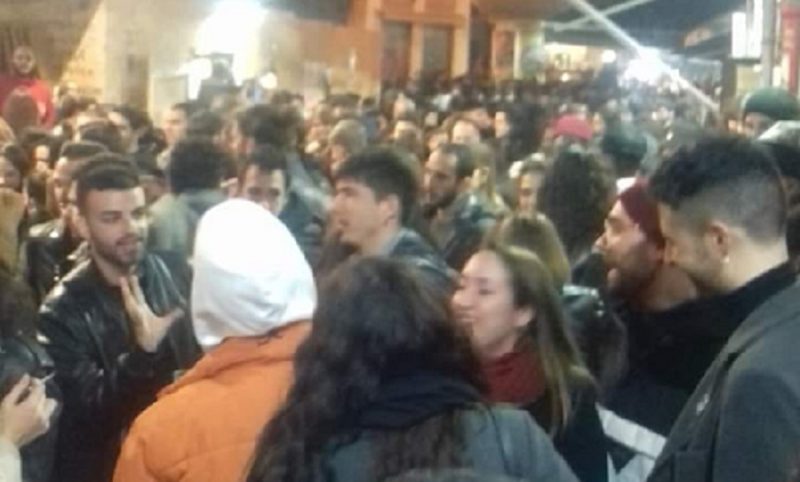 Coronavirus, Burioni su Twitter rimprovera giovani siciliani a un party: “L’epidemia non si ferma da sola”
