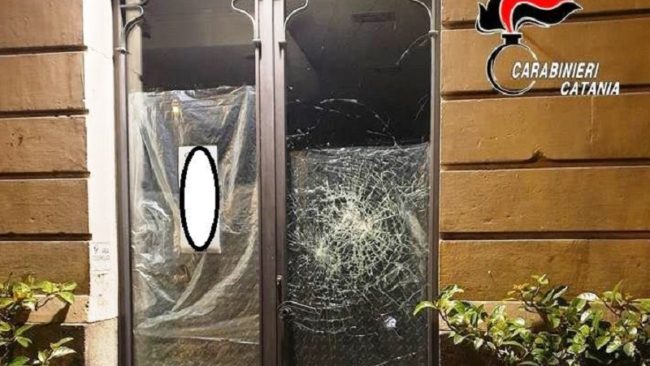 Paura ad Acireale, rumeno ubriaco cerca di sfondare vetrina di un negozio: denunciato