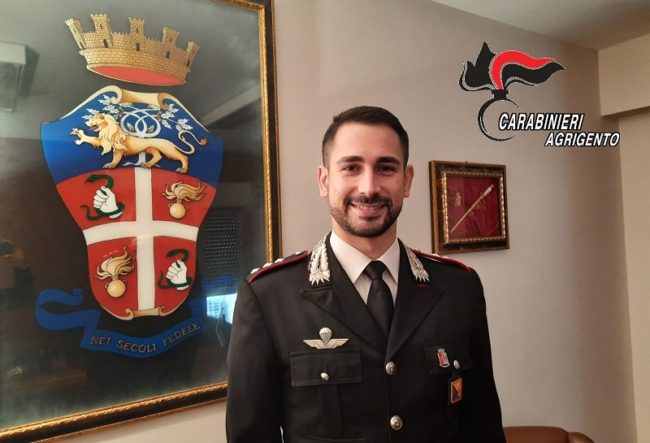 Il panico e le urla riecheggiano in strada: comandante dei carabinieri salva la vita a pensionato soffocato da un boccone