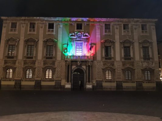 Coronavirus, il tricolore illumina Palazzo degli Elefanti: “Catania non si arrende”