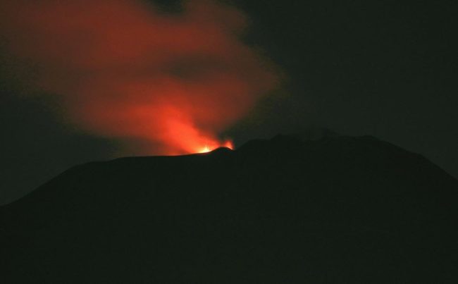 Etna “bello di notte”, ancora esplosioni dal cratere Voragine: prosegue l’attività stromboliana