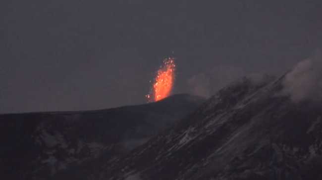 Etna, prosegue l’attività stromboliana: ancora lava ed esplosioni tra i crateri ricoperti di neve – VIDEO