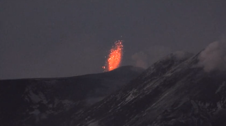 Etna, prosegue l’attività stromboliana: ancora lava ed esplosioni tra i crateri ricoperti di neve – VIDEO