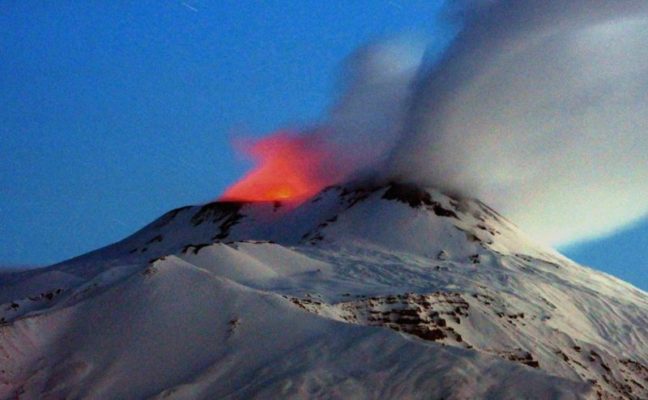 Etna, che spettacolo dai crateri sommitali: una colonna di fumo bianca sovrasta i coni innevati
