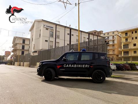Forza posto di controllo e nasconde cocaina: 57enne arrestato dopo rocambolesco inseguimento
