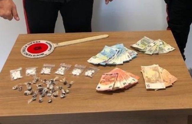 Cocaina e hashish in due magazzini, intervengono i carabinieri: ai domiciliari 19enne