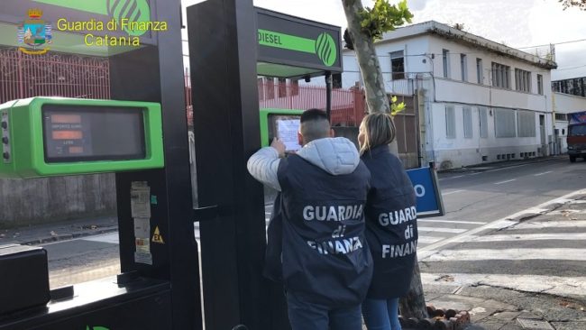 Tra mafia e contrabbando, maxi blitz della Finanza a Catania: sequestrati 20 milioni di euro di carburante