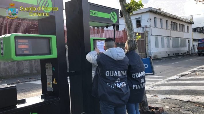 Tra mafia e contrabbando, maxi blitz della Finanza a Catania: sequestrati 20 milioni di euro di carburante