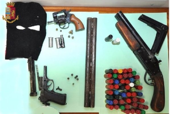 Fucile puntato contro il genero, costringe la figlia a seguirlo: in manette un uomo