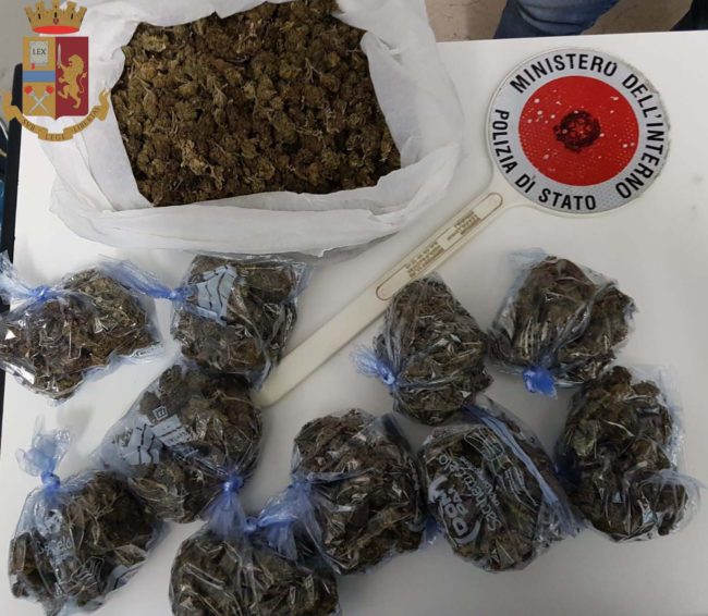 Nascondeva droga negli slip e in casa: 26enne arrestato dopo aver tentato la fuga