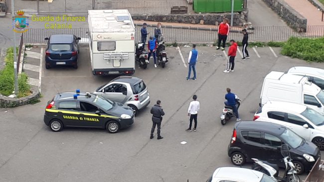 Aci Catena, “centro ricreativo” improvvisato in un parcheggio: 6 persone e 2 minorenni denunciati per violazione norme anti-Coronavirus
