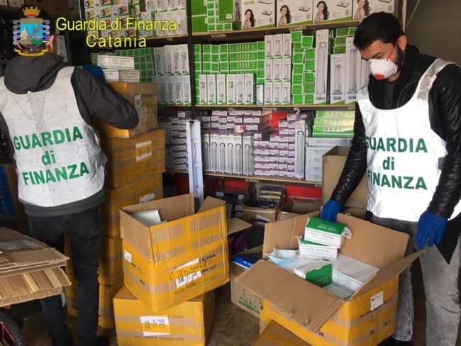 Misterbianco, 20mila mascherine non sicure in negozio: maxi-sequestro della Guardia di Finanza