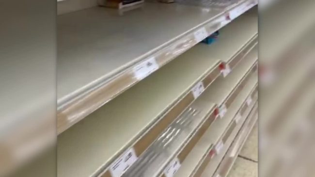 Coronavirus, a Londra la paura prende il sopravvento. Supermercati presi d’assalto