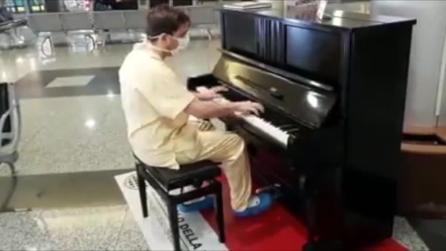 Coronavirus, il medico pianista suona i Queen alla fine del suo turno