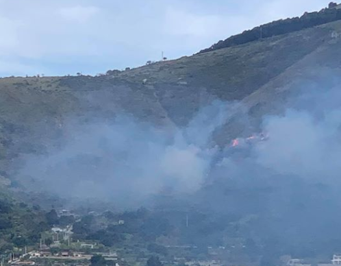 Allerta arancione in Sicilia, salgono le temperature e aumenta il rischio incendi: l’AVVISO della Protezione Civile