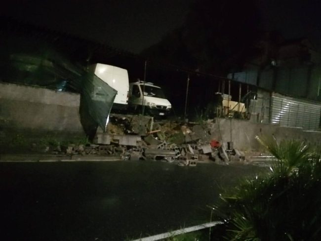 Catania, muro crolla al Villaggio Sant’Agata: auto di un garage in bilico, paura tra la gente – FOTO