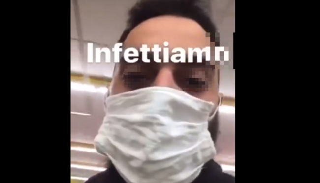 Choc al supermercato, giovane si filma mentre sputa sulla frutta: denunciato