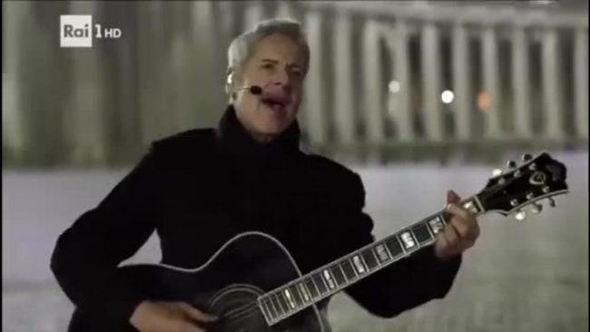 Claudio Baglioni canta in piazza S. Pietro vuota come il Papa