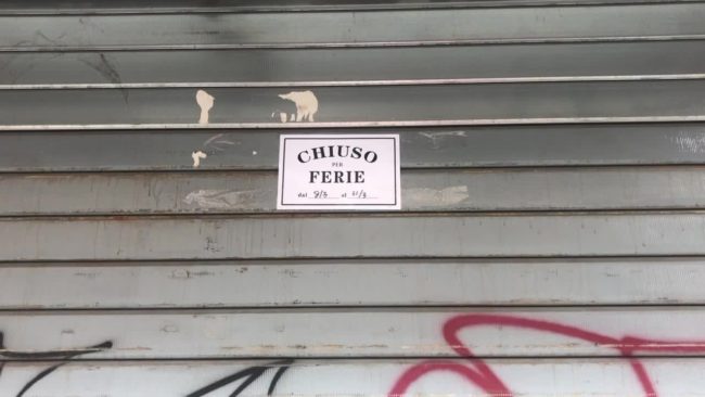 Coronavirus, a Roma fra strade deserte, file ai supermercati e negozi chiusi