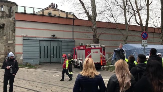 Detenuti sul tetto del carcere di San Vittore