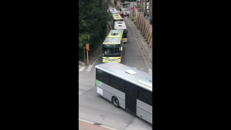A Senigallia sfilata di autobus per ringraziare medici e operatori sanitari
