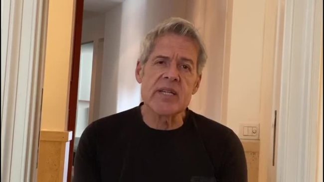 Claudio Baglioni canta in piazza S.Pietro vuota come il Papa